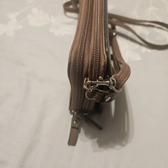 Bueno Brown Leather Crossbody Bag With Hand Strap - Picture 3 of 9